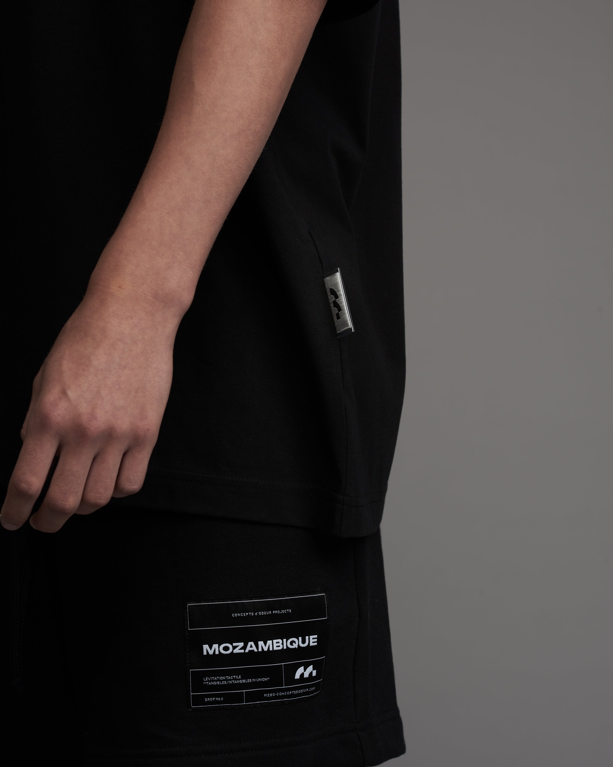 Form T-Shirt Black – MOZAMBIQUE CONCEPTS d'ODEUR